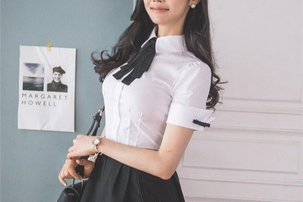 Clutching tightly He Lianyin's corner knuckles are white.